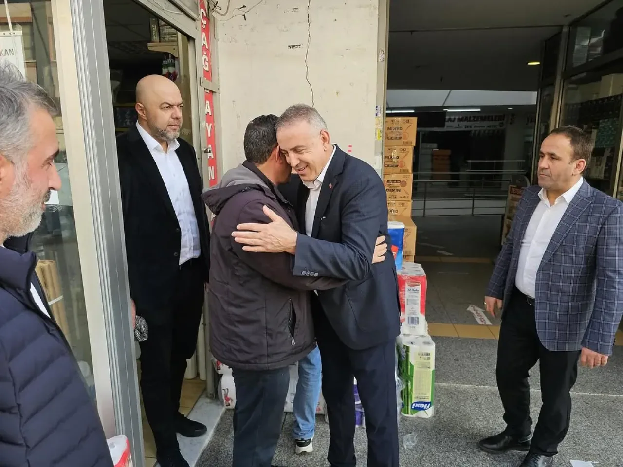 AK Parti Ümraniye İlçe Yöneticilerinden İş Yeri Ziyareti AK Parti Ümraniye İlçe Yöneticilerinden İş Yeri Ziyareti