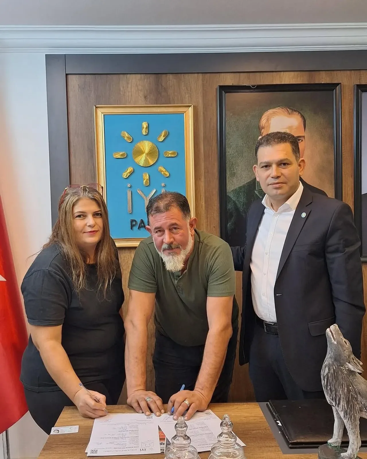 Antalya Serik'te Zafer Yılmaz ve Eşi Fatma Yılmaz İYİ Parti'ye Katıldı Antalya Serik'te Zafer Yılmaz ve Eşi Fatma Yılmaz İYİ Parti'ye Katıldı