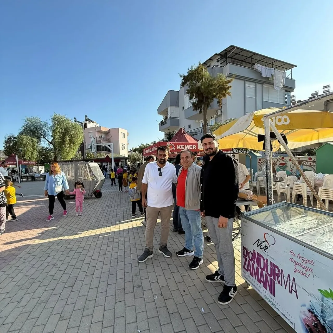 Antalya'da İyi Parti Üyeleri Kemer'deki Okul Kermesine Katıldı Antalya'da İyi Parti Üyeleri Kemer'deki Okul Kermesine Katıldı