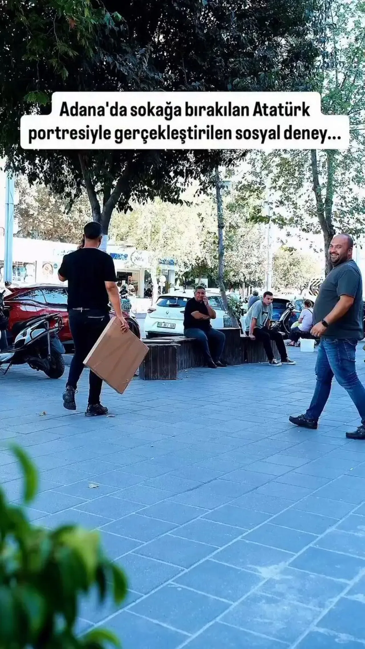 Adana'da Sokakta Yere Bırakılan Atatürk Portresi Büyük Tepki Çekti Adana'da Sokakta Yere Bırakılan Atatürk Portresi Büyük Tepki Çekti