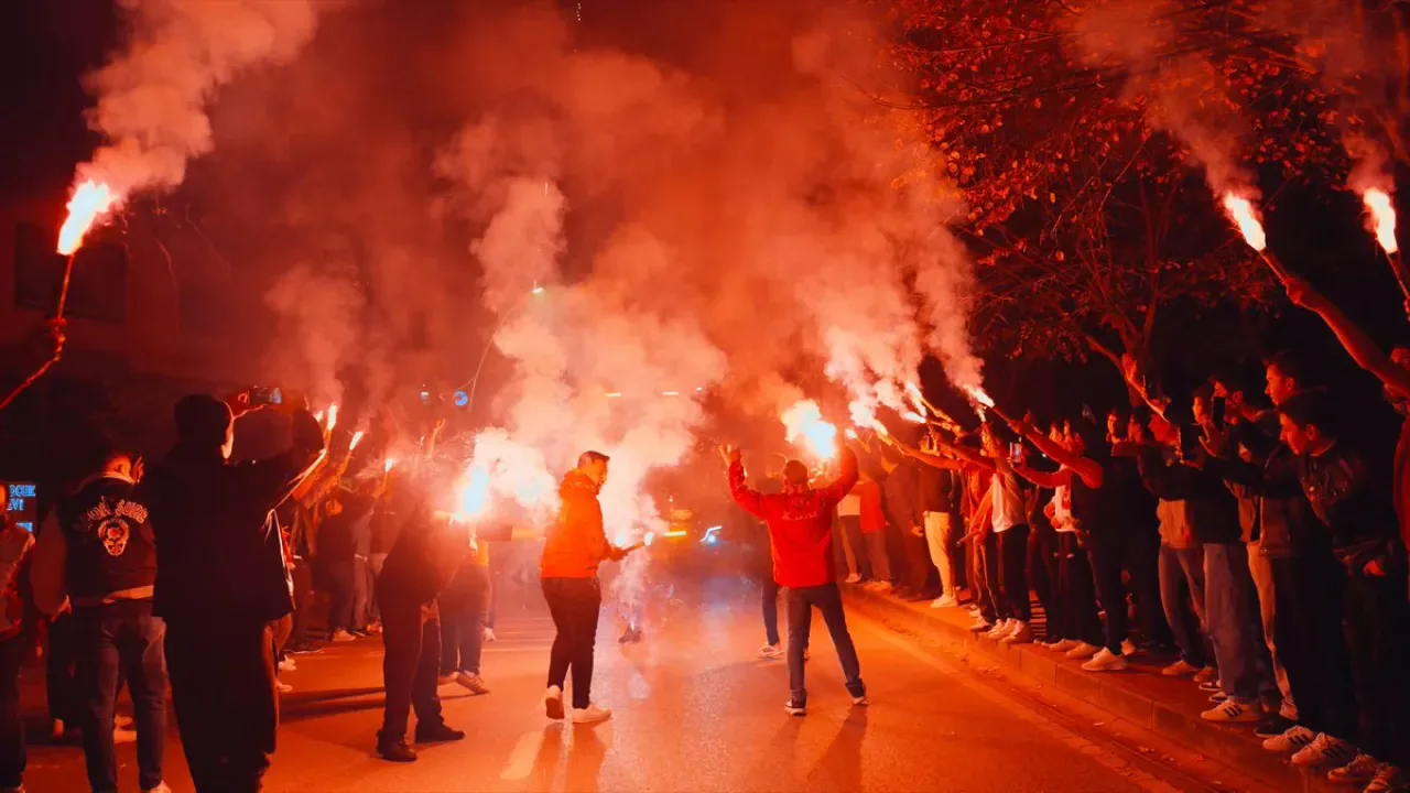 Galatasaray Taraftarları Kocaeli'nde Muhteşem Bir Karşılama Gerçekleştirdi Galatasaray Taraftarları Kocaeli'nde Muhteşem Bir Karşılama Gerçekleştirdi
