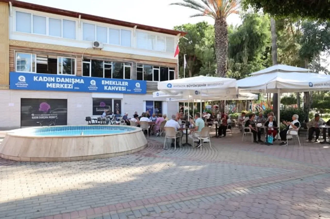 Antalya'da Emekliler İçin Açılan Kahve Büyük İlgi Görüyor Antalya'da Emekliler İçin Açılan Kahve Büyük İlgi Görüyor