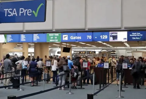 FAA'nın Personel Krizi: Chicago O'Hare ve New York JFK Havalimanlarında Uçuşlara Zorunlu Duraklama