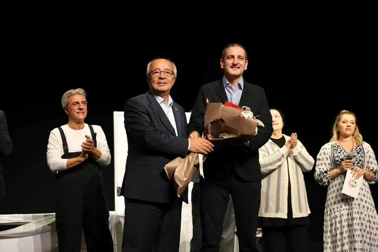 Şile Belediyesi Tiyatro Kulübü, "Boyacı" Oyunuyla Üsküdar'da Sahne Aldı Şile Belediyesi Tiyatro Kulübü, "Boyacı" Oyunuyla Üsküdar'da Sahne Aldı