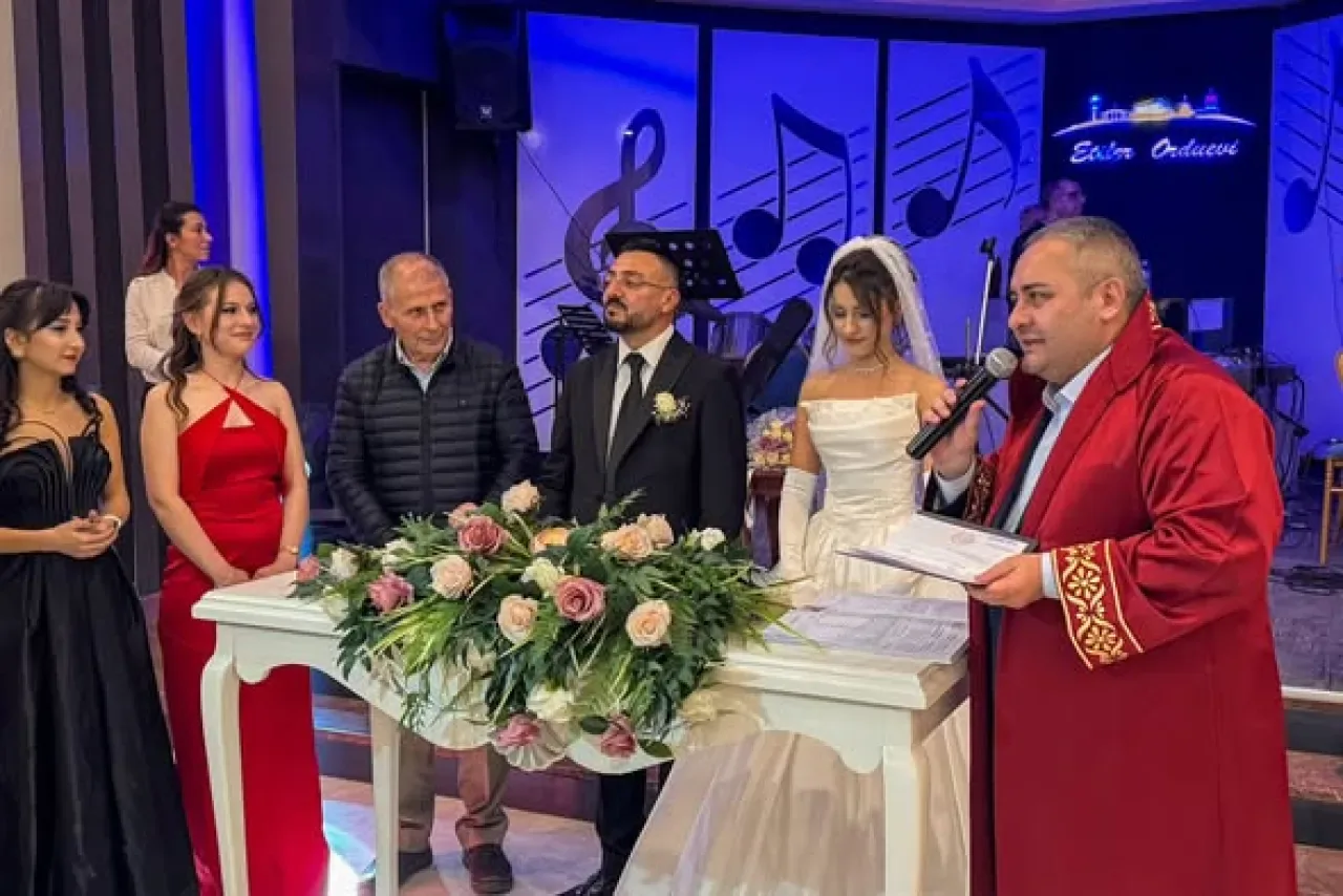 CHP'li Özarslan, Keçiören'de Gerçekleşen Nikah Töreninde Evlenen Çifti Tebrik Etti CHP'li Özarslan, Keçiören'de Gerçekleşen Nikah Töreninde Evlenen Çifti Tebrik Etti