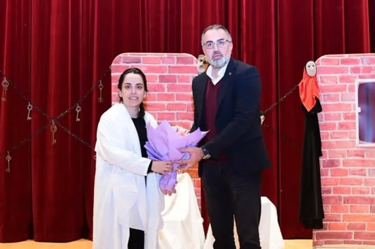 Kestel'de "Filistin Hakkında Konuşmalıyız" Tiyatro Oyunu Sahnelendi Kestel'de "Filistin Hakkında Konuşmalıyız" Tiyatro Oyunu Sahnelendi