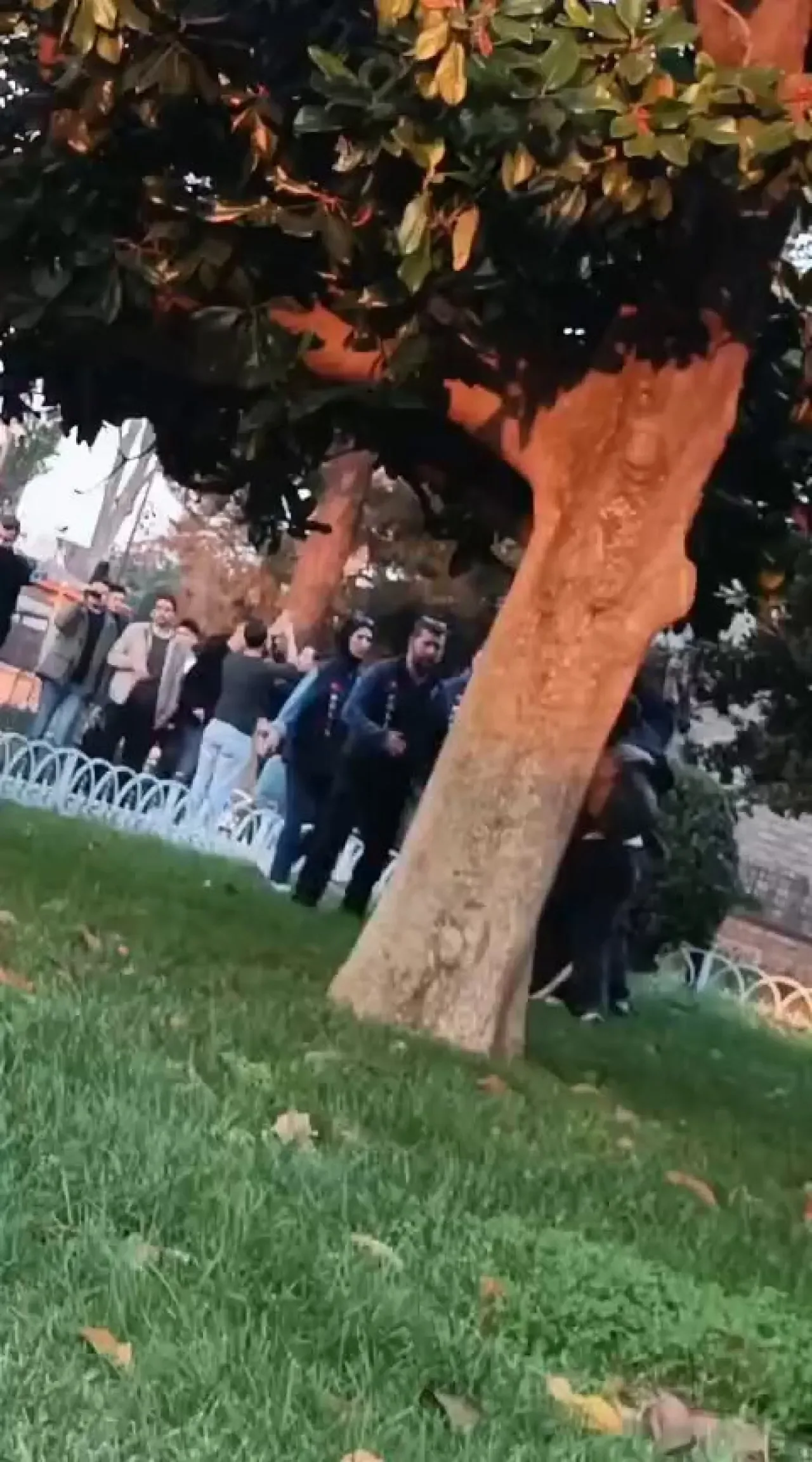 Polis, Atatürk Heykeline Saldırı Girişiminde Bulunan Gruba Müdahale Etti Polis, Atatürk Heykeline Saldırı Girişiminde Bulunan Gruba Müdahale Etti