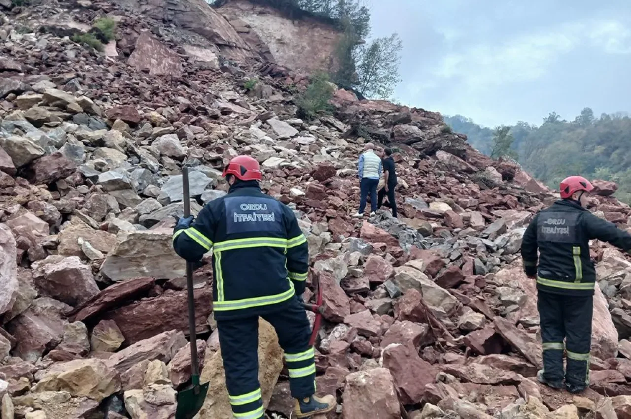 Ordu'da Taş Ocağında Göçük: 2 İşçi Enkaz Altında Ordu'da Taş Ocağında Göçük: 2 İşçi Enkaz Altında
