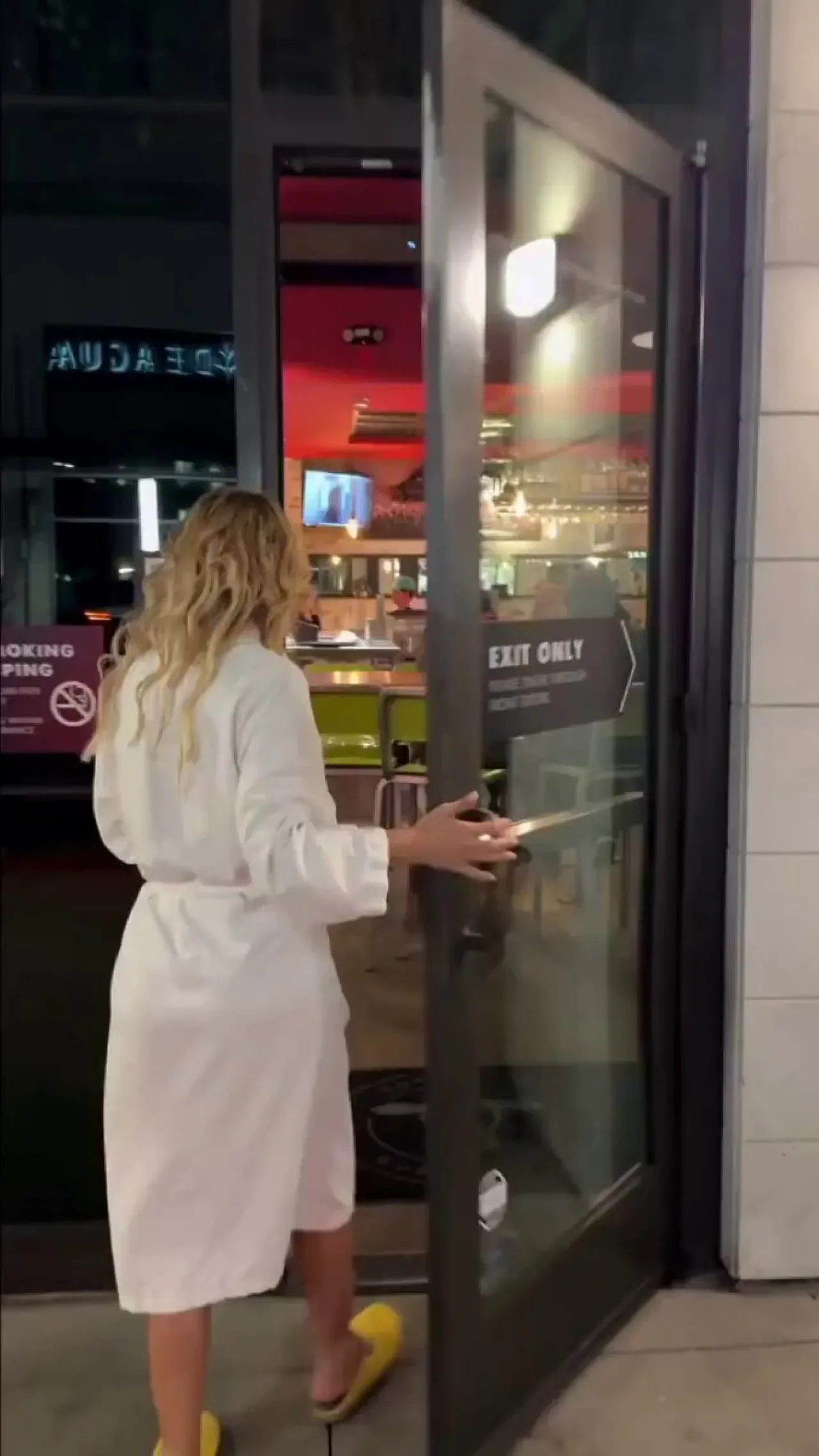 Gülben Ergen'den Bornozla Hamburger Yeme Anları Gülben Ergen'den Bornozla Hamburger Yeme Anları
