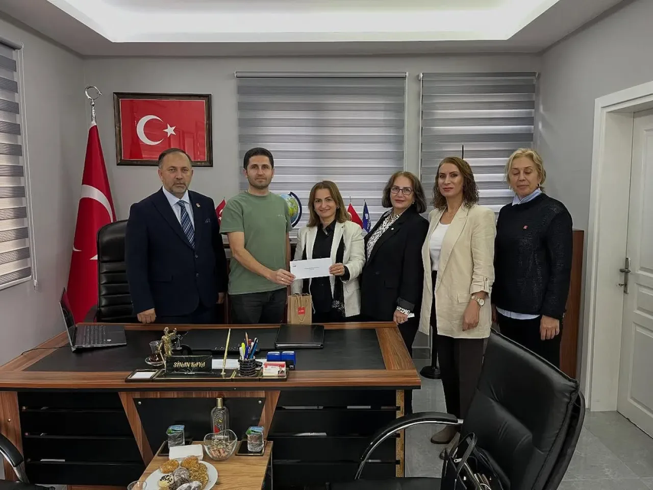 CHP Ümraniye Kadın Kolları'ndan Muhtarlar Günü Ziyareti CHP Ümraniye Kadın Kolları'ndan Muhtarlar Günü Ziyareti