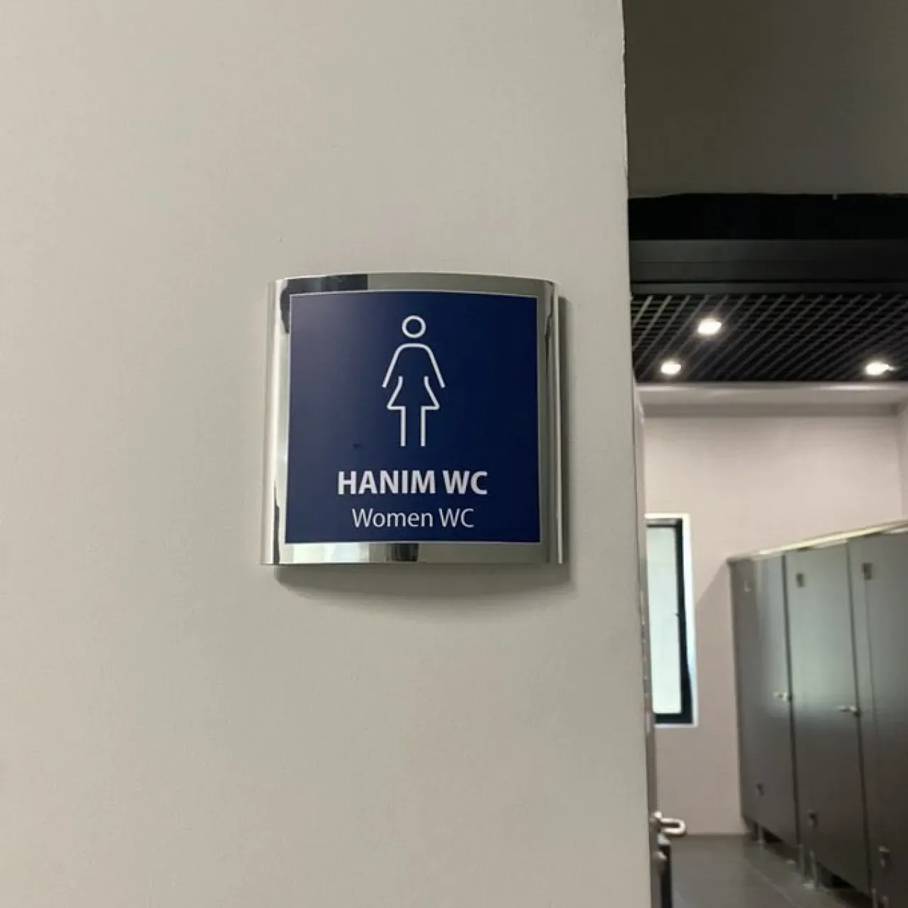 Marmara Üniversitesi'nde Tuvalet İsimleri Değişti: "Hanım WC" ve "Bey WC" Uygulaması Marmara Üniversitesi'nde Tuvalet İsimleri Değişti: "Hanım WC" ve "Bey WC" Uygulaması