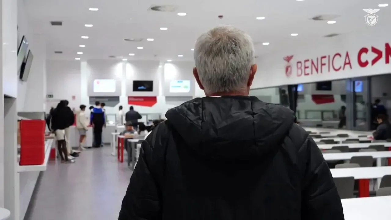 Mourinho'dan Sürpriz Hareket: Benfica Akademisi ile Yemekhane Sırasında Mourinho'dan Sürpriz Hareket: Benfica Akademisi ile Yemekhane Sırasında