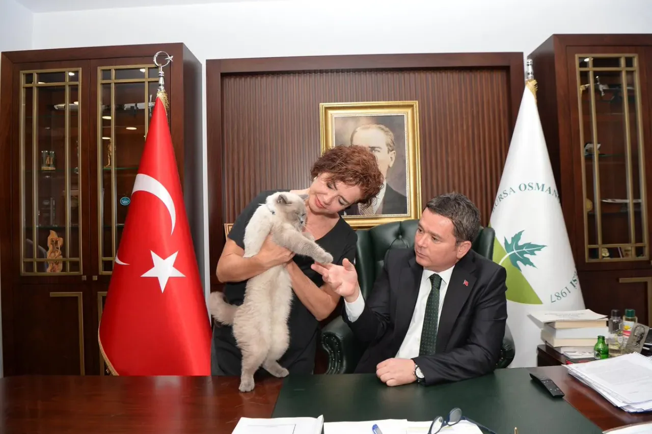 Osmangazi Belediye Başkanı Erkan Aydın, Gazeteci Özlem Gürses'i Ağırladı Osmangazi Belediye Başkanı Erkan Aydın, Gazeteci Özlem Gürses'i Ağırladı