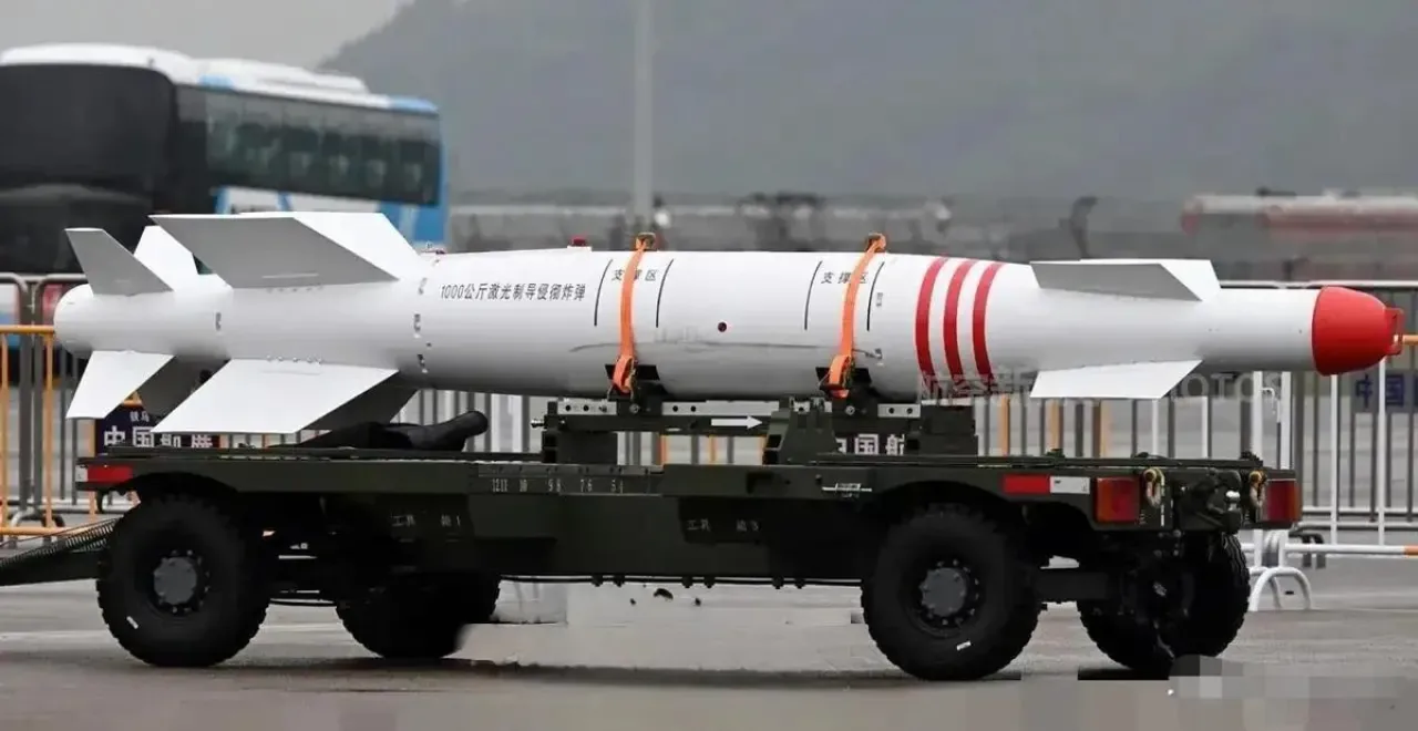 Çin, YJ-1000 İsmi Verilen Bir Tonluk Hassas Güdümlü Bombayı Tanıttı Çin, YJ-1000 İsmi Verilen Bir Tonluk Hassas Güdümlü Bombayı Tanıttı