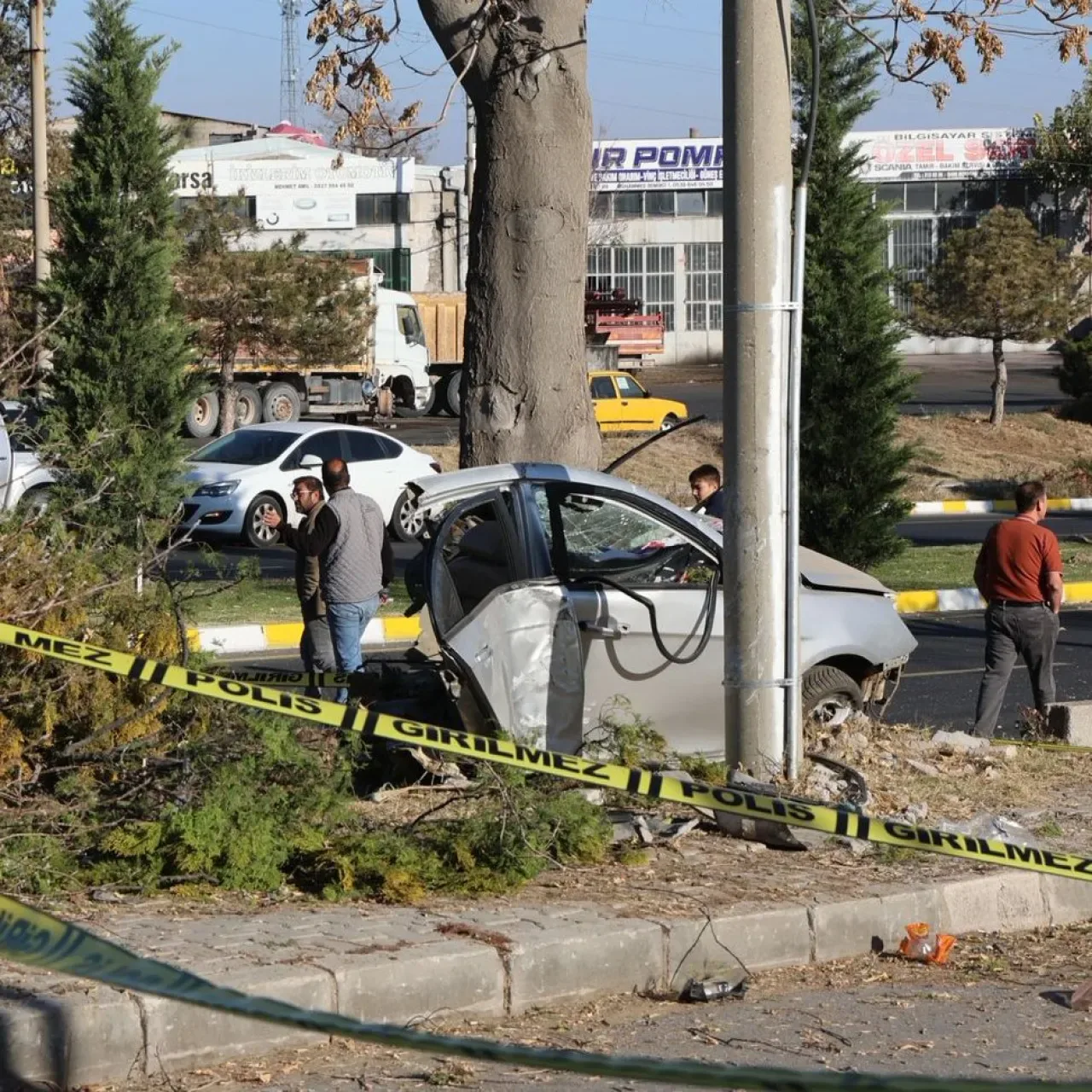 Nevşehir'de Feci Trafik Kazası: 15 Yaşındaki Sürücünün Aracı Ağaca Çarparak İkiye Bölündü Nevşehir'de Feci Trafik Kazası: 15 Yaşındaki Sürücünün Aracı Ağaca Çarparak İkiye Bölündü