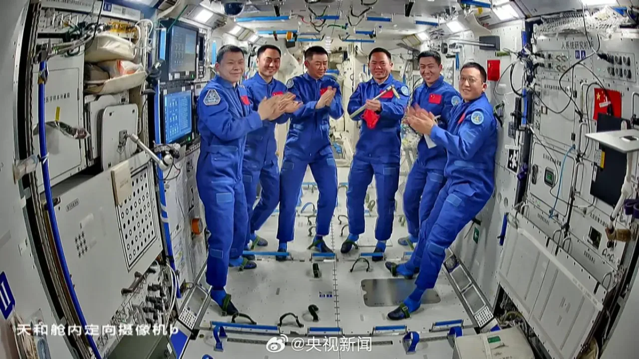 Çin'in Shenzhou-20 Mürettebatlı Uzay Aracının Dönüşü Uzay Enkazı Nedeniyle Ertelendi Çin'in Shenzhou-20 Mürettebatlı Uzay Aracının Dönüşü Uzay Enkazı Nedeniyle Ertelendi
