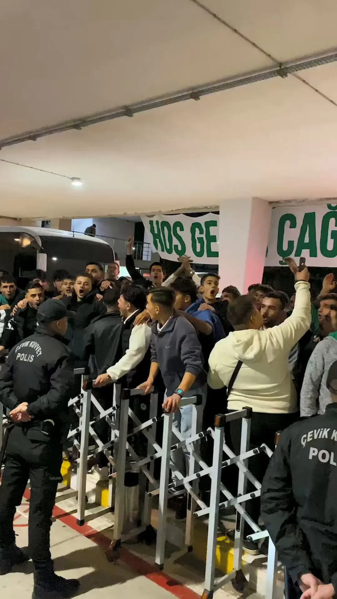 Konyaspor Taraftarı Yeni Teknik Direktör Çağdaş Atan'ı Havalimanında Coşkuyla Karşıladı Konyaspor Taraftarı Yeni Teknik Direktör Çağdaş Atan'ı Havalimanında Coşkuyla Karşıladı