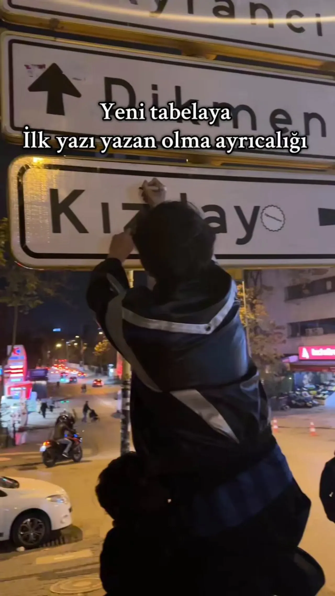 Ankara'da Kızılay Tabelasına Yazı Yazma Olayı Ankara'da Kızılay Tabelasına Yazı Yazma Olayı