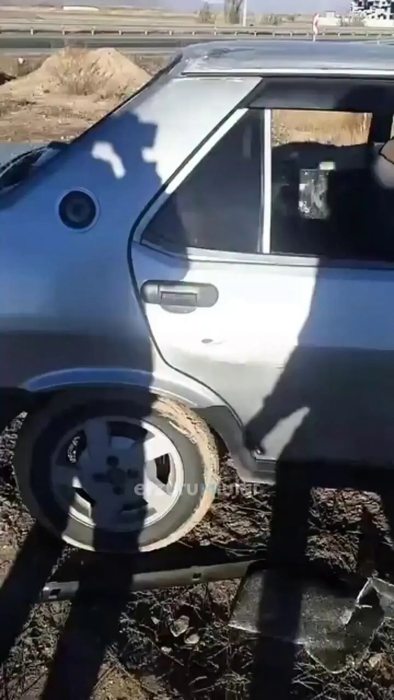 Erzurum'da Yol Kenarında Bırakılan Araca Taşlı Saldırı Erzurum'da Yol Kenarında Bırakılan Araca Taşlı Saldırı