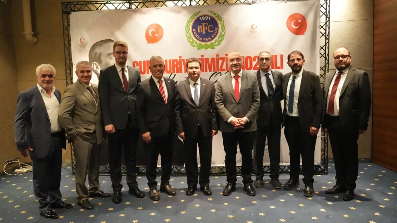 Osmangazi Belediye Başkanı Erkan Aydın, Cumhuriyet'in 102. Yılını Bursa Fan Club ile Kutladı Osmangazi Belediye Başkanı Erkan Aydın, Cumhuriyet'in 102. Yılını Bursa Fan Club ile Kutladı