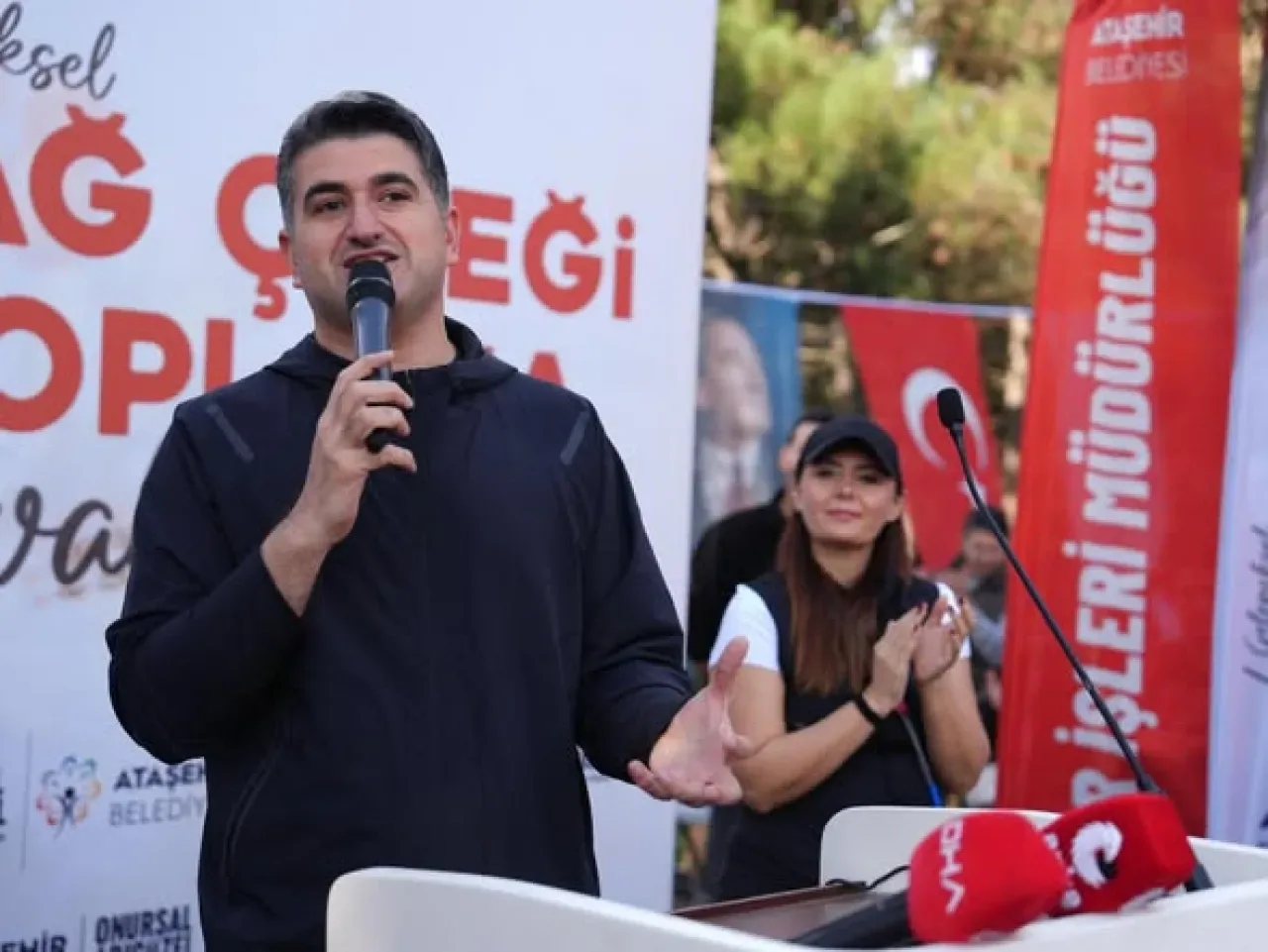 Ataşehir'de Geleneksel Dağ Çileği Toplama Festivali Coşkusu Ataşehir'de Geleneksel Dağ Çileği Toplama Festivali Coşkusu