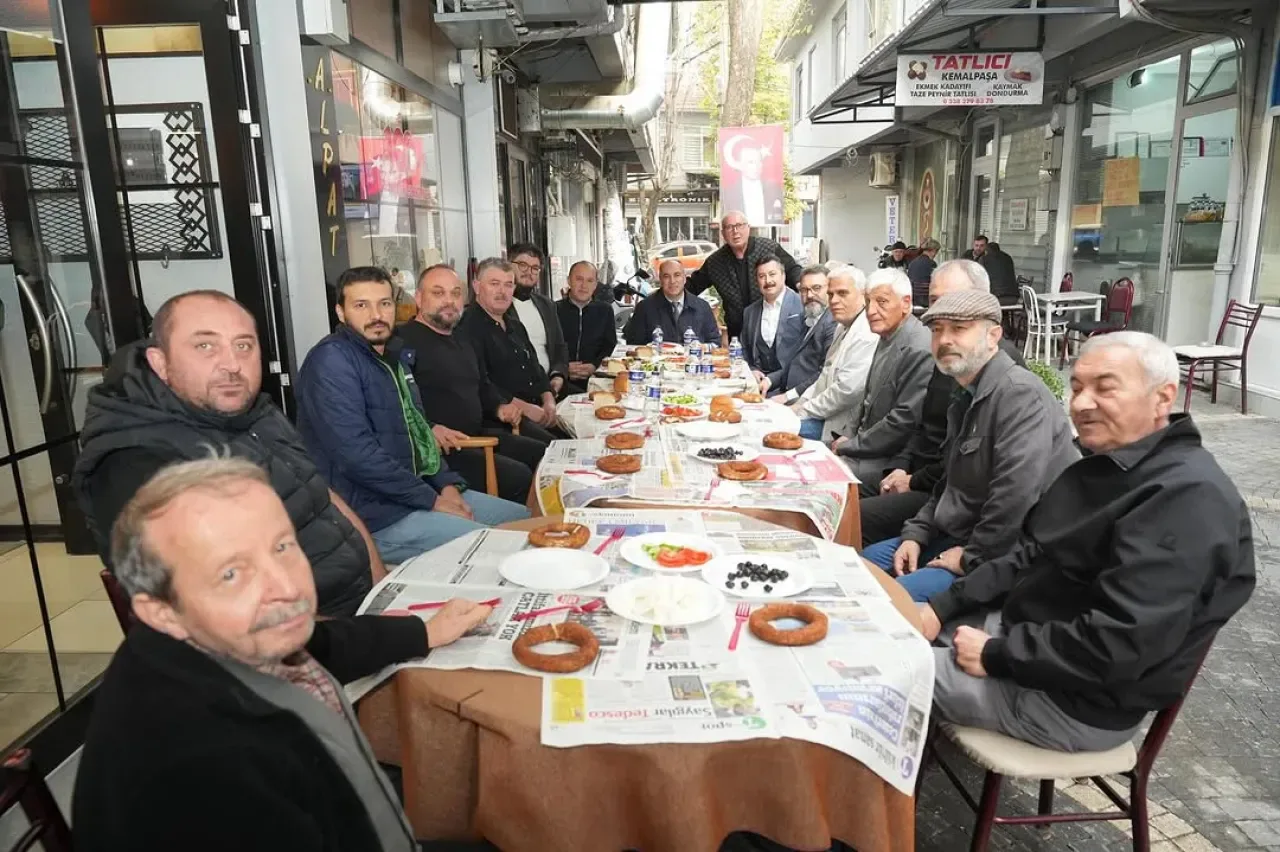 Bursa Yenişehir'de Başkan Özel, Esnafla Sabah Buluşması Gerçekleştirdi Bursa Yenişehir'de Başkan Özel, Esnafla Sabah Buluşması Gerçekleştirdi