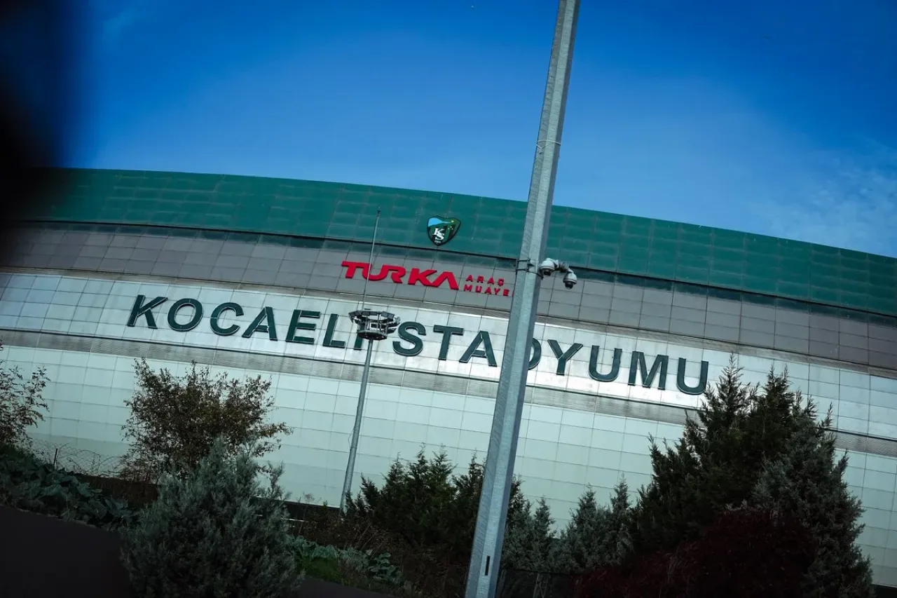 Galatasaray, Kocaeli Stadyumu'nda Sahaya Çıkıyor Galatasaray, Kocaeli Stadyumu'nda Sahaya Çıkıyor