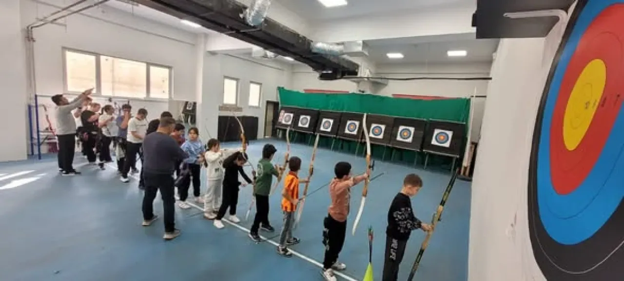 Kayseri Talas Spor Lisesi'nde Okçuluk Antrenmanları Yoğun İlgi Görüyor Kayseri Talas Spor Lisesi'nde Okçuluk Antrenmanları Yoğun İlgi Görüyor