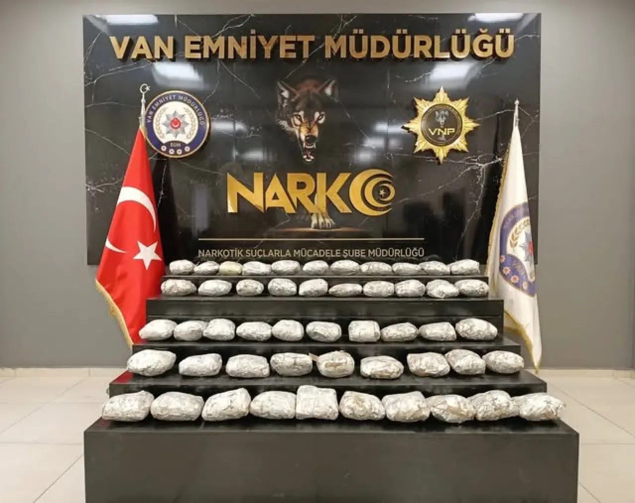 Van'da Narkotik Operasyonu: 19 Kilo 660 Gram Skunk Ele Geçirildi Van'da Narkotik Operasyonu: 19 Kilo 660 Gram Skunk Ele Geçirildi