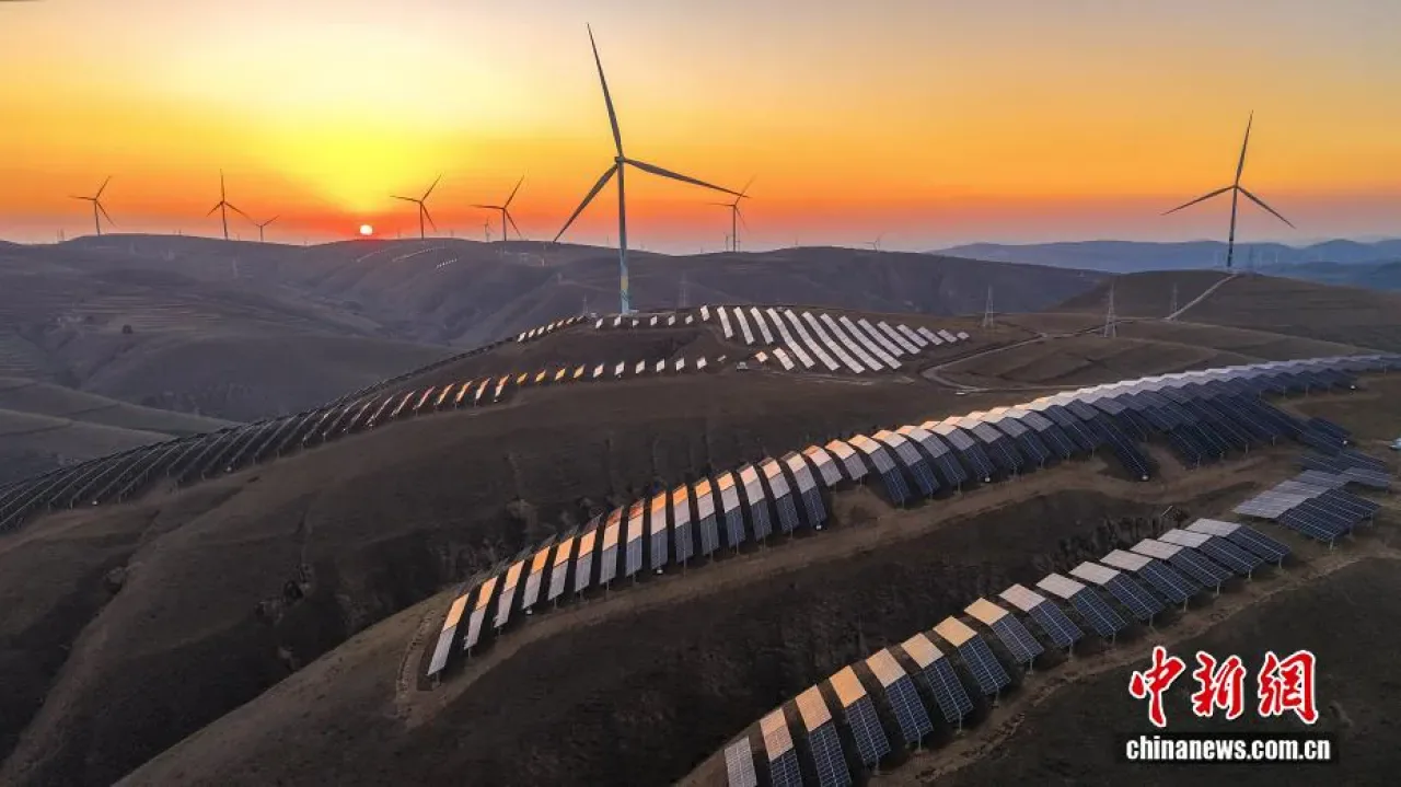 Gansu'da Güneş Panelleri ve Rüzgar Türbinleriyle Enerji Manzarası Gansu'da Güneş Panelleri ve Rüzgar Türbinleriyle Enerji Manzarası