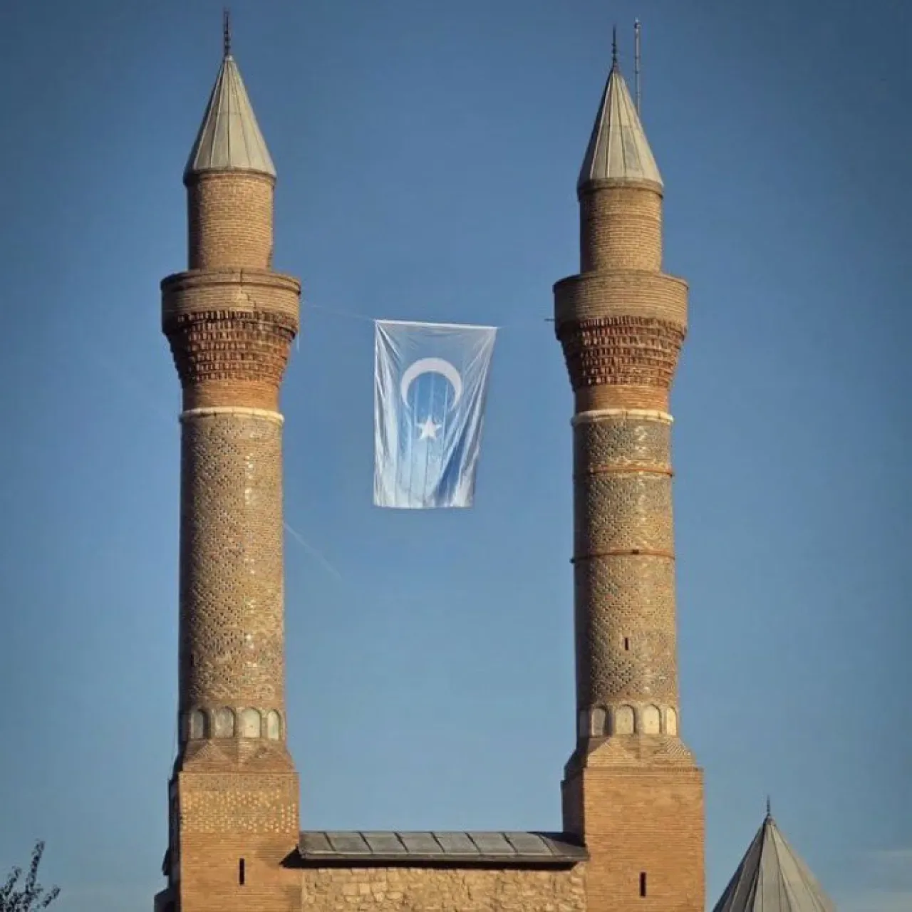 Sivas'ta 800 Yıllık Tarihi Minareye Doğu Türkistan Bayrağı Asıldı Sivas'ta 800 Yıllık Tarihi Minareye Doğu Türkistan Bayrağı Asıldı
