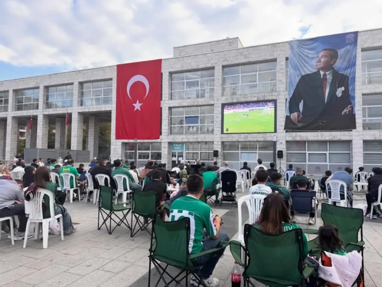 Bursaspor Taraftarları Cumhuriyet Meydanı'nda Buluştu Bursaspor Taraftarları Cumhuriyet Meydanı'nda Buluştu