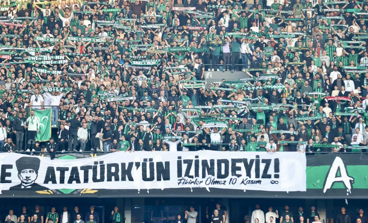 Kocaelispor Taraftarından Anlamlı Pankart: "Atatürk'ün İzindeyiz" Kocaelispor Taraftarından Anlamlı Pankart: "Atatürk'ün İzindeyiz"