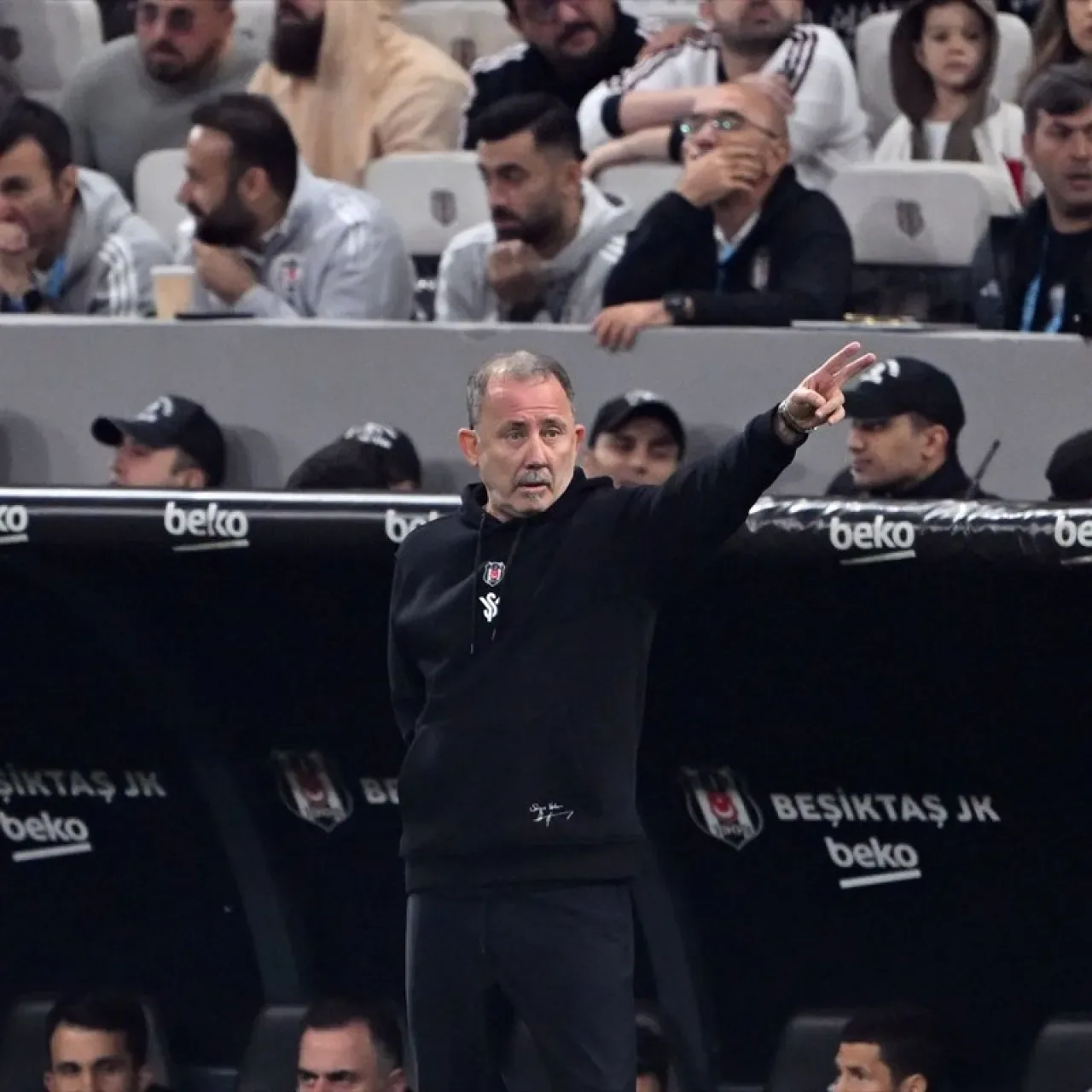 Beşiktaş Derbisindeki Performans Analizi: Sergen Hoca'nın Sistemine Odaklanıldı Beşiktaş Derbisindeki Performans Analizi: Sergen Hoca'nın Sistemine Odaklanıldı