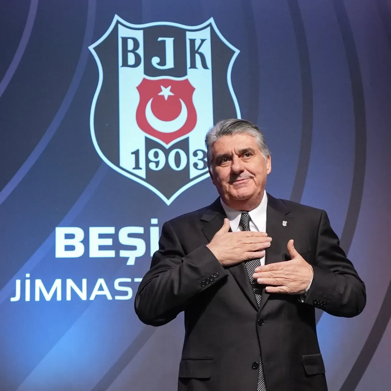 Beşiktaş Taraftarından "Karanlığa Karşı Dimdik Ayaktayız" Mesajı Beşiktaş Taraftarından "Karanlığa Karşı Dimdik Ayaktayız" Mesajı