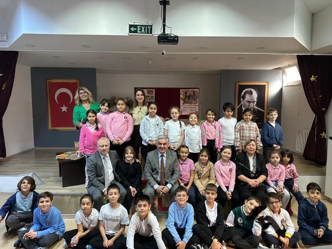 Bakırköy'de Geleceğin Yazarları Projesi Kapsamında Etkileşimli Hikaye Anlatım Atölyesi Düzenlendi Bakırköy'de Geleceğin Yazarları Projesi Kapsamında Etkileşimli Hikaye Anlatım Atölyesi Düzenlendi