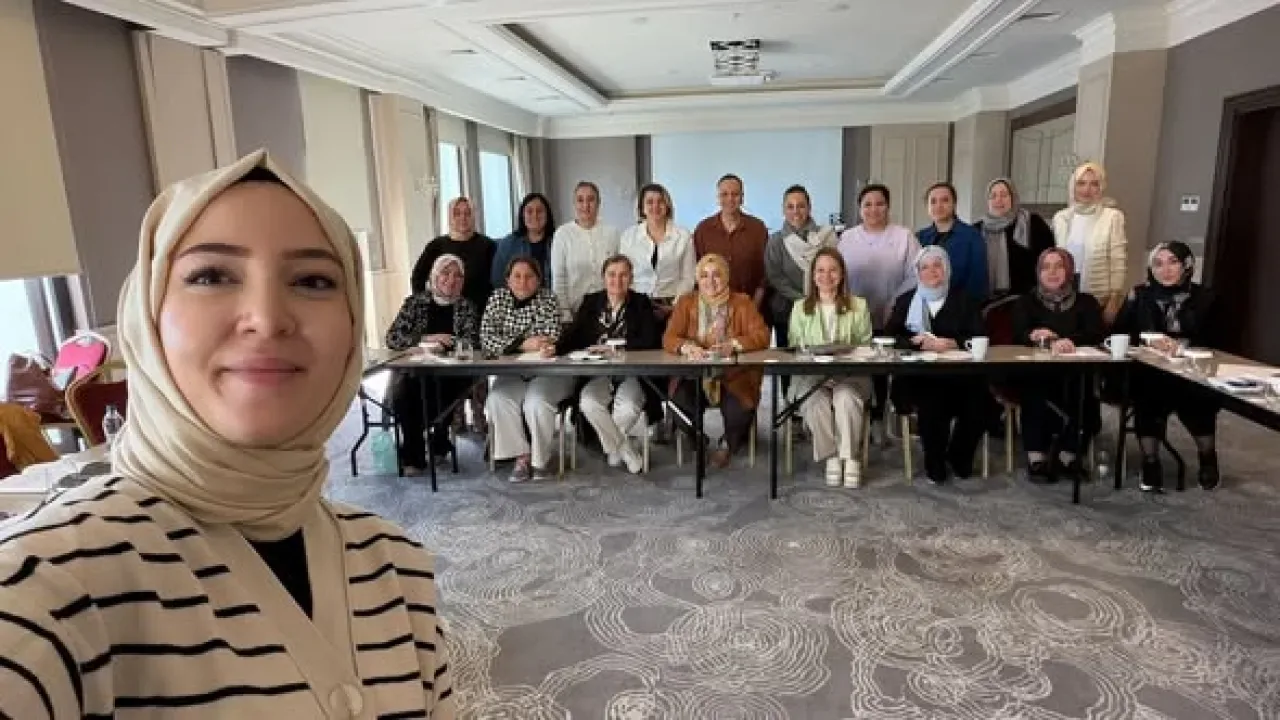 AK Parti Bursa'da Kadın Kolları Strateji Kampı Düzenledi AK Parti Bursa'da Kadın Kolları Strateji Kampı Düzenledi