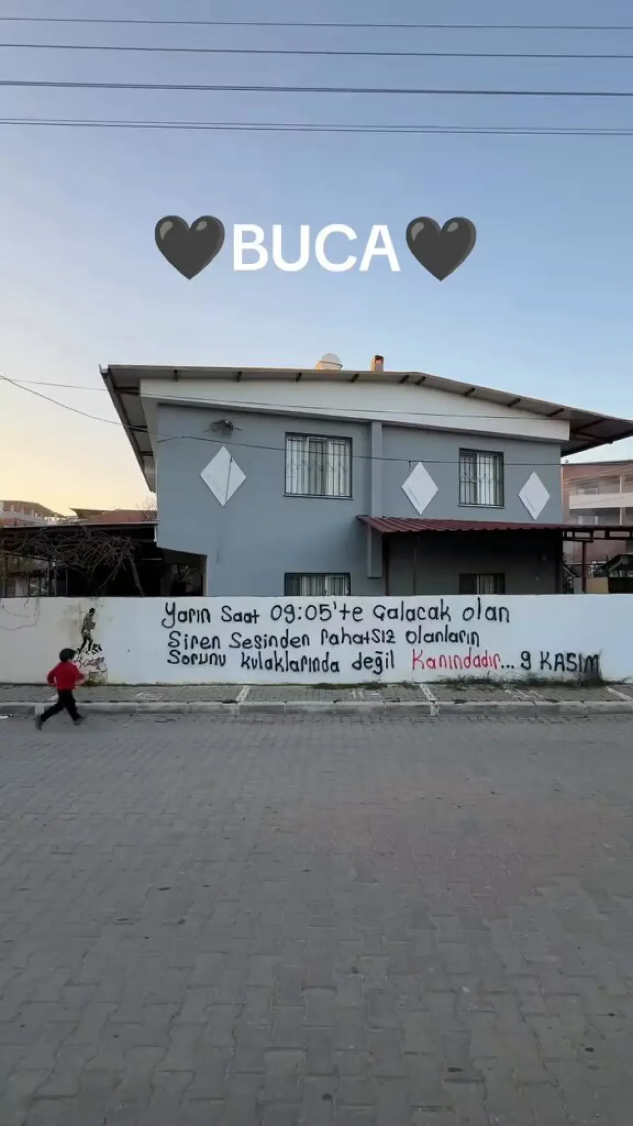 İzmir Buca'da Duvara Yazılan Yazı Kamuoyunun Gündemine Oturdu İzmir Buca'da Duvara Yazılan Yazı Kamuoyunun Gündemine Oturdu