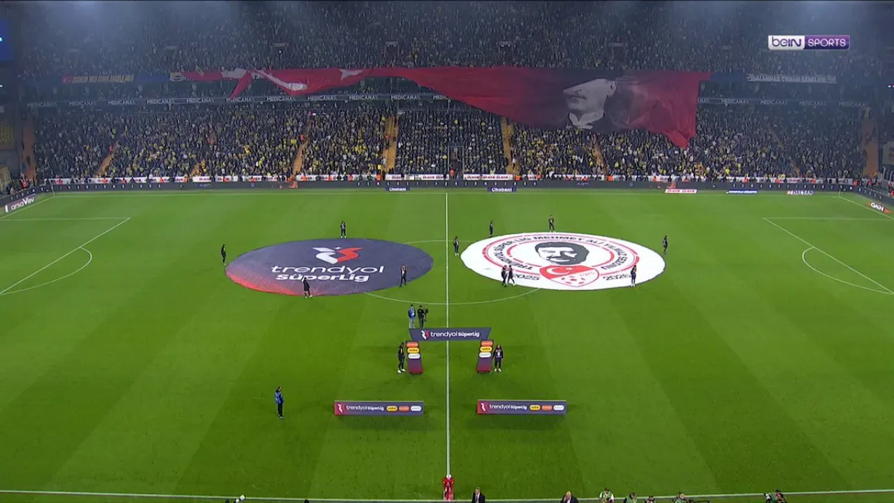 Fenerbahçe Tribünlerinden Anlamlı Jest: En Büyük Gururumuz İsmini Edebiyata Taşımak Fenerbahçe Tribünlerinden Anlamlı Jest: En Büyük Gururumuz İsmini Edebiyata Taşımak