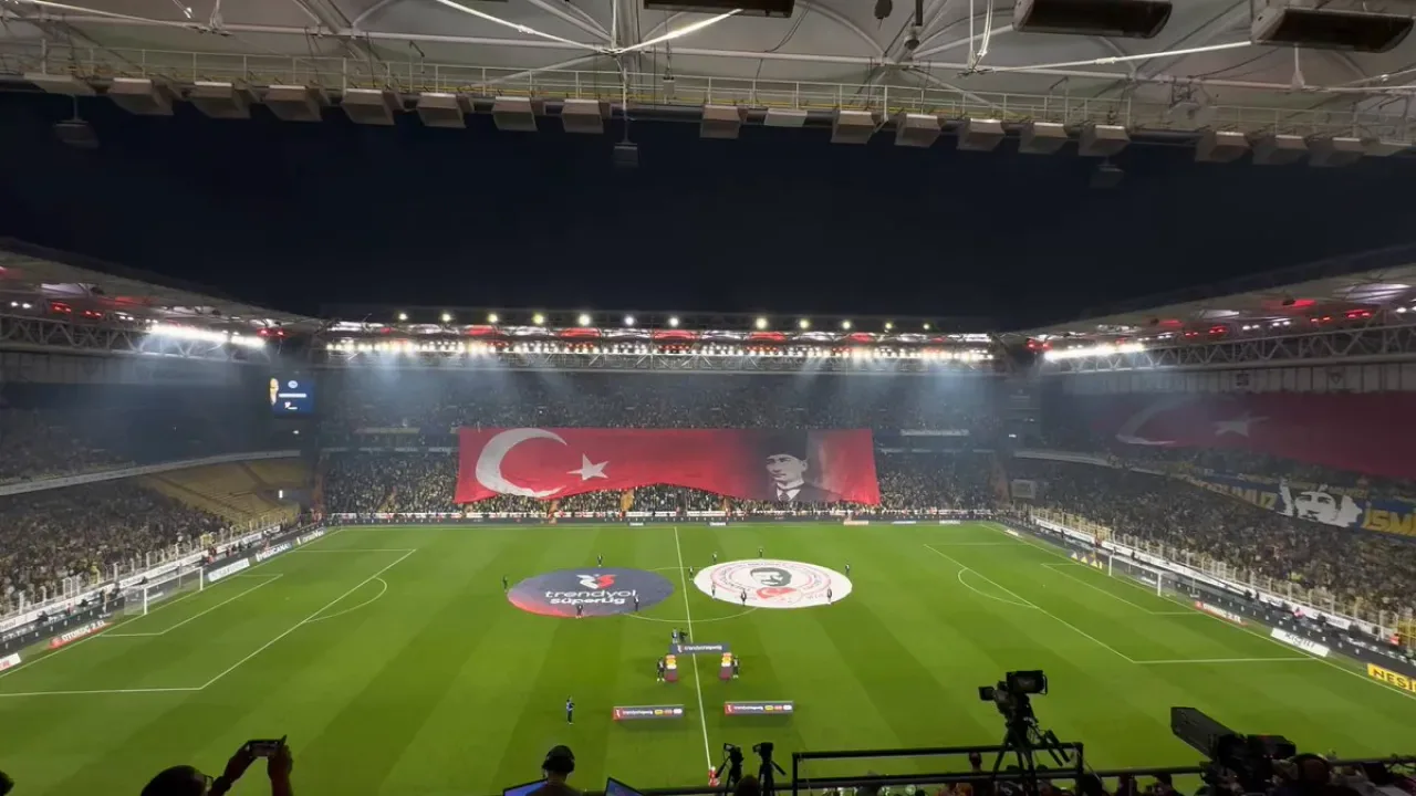 Fenerbahçe Taraftarları Maç Öncesi Tribünlerde Atatürk'e Anlamlı Tribute Fenerbahçe Taraftarları Maç Öncesi Tribünlerde Atatürk'e Anlamlı Tribute