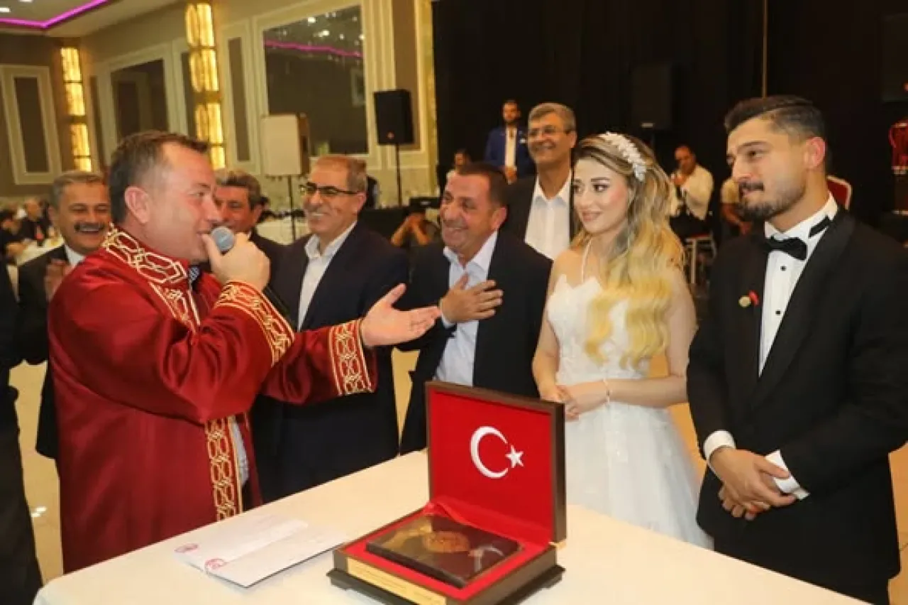 Nizip'te Evlilik Heyecanı: Başkan Ali Doğan, Aslan ve Polat Ailelerinin Nikah Töreninde Nizip'te Evlilik Heyecanı: Başkan Ali Doğan, Aslan ve Polat Ailelerinin Nikah Töreninde