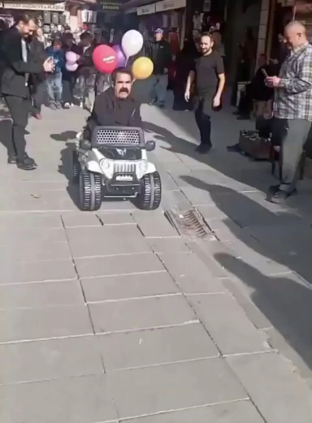 Çaycı Hüseyin Lakaplı Alpaslan Özmol, Konya'da Reklam Çekiminde Görüntülendi Çaycı Hüseyin Lakaplı Alpaslan Özmol, Konya'da Reklam Çekiminde Görüntülendi