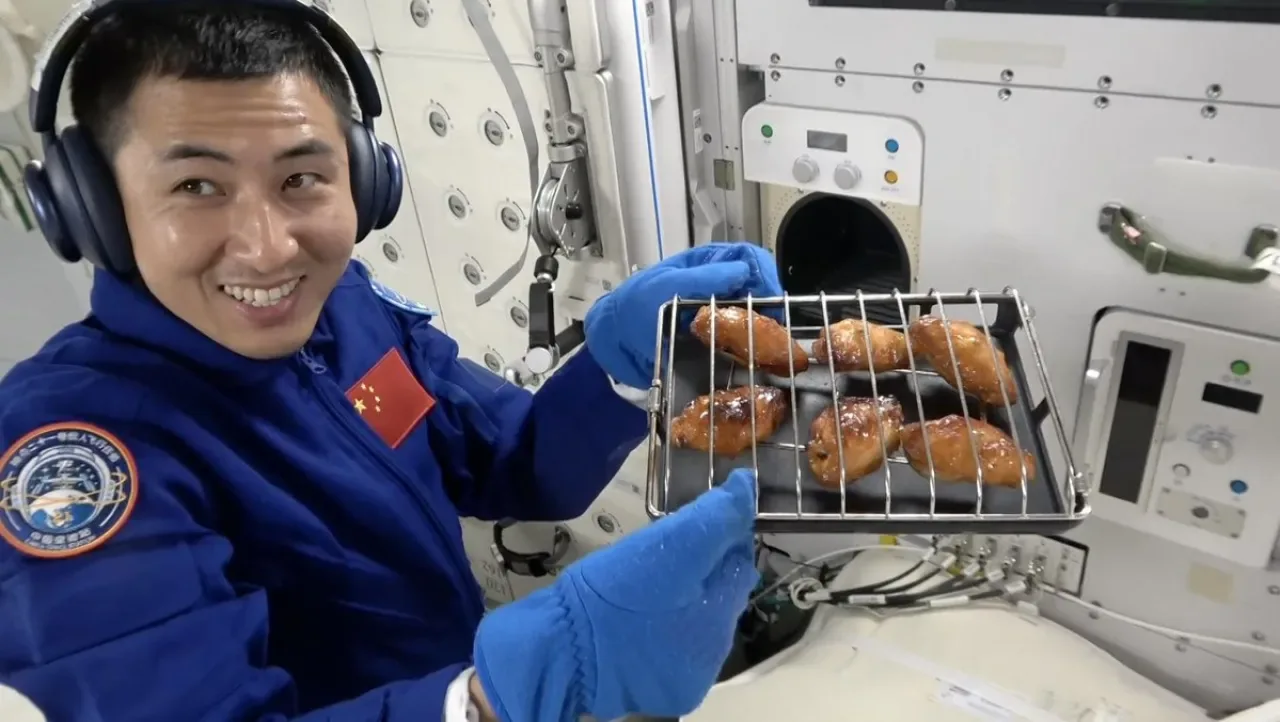 Çinli Astronotlar Uzay İstasyonunda İlk Kez Fırında Yiyecek Pişirdi Çinli Astronotlar Uzay İstasyonunda İlk Kez Fırında Yiyecek Pişirdi