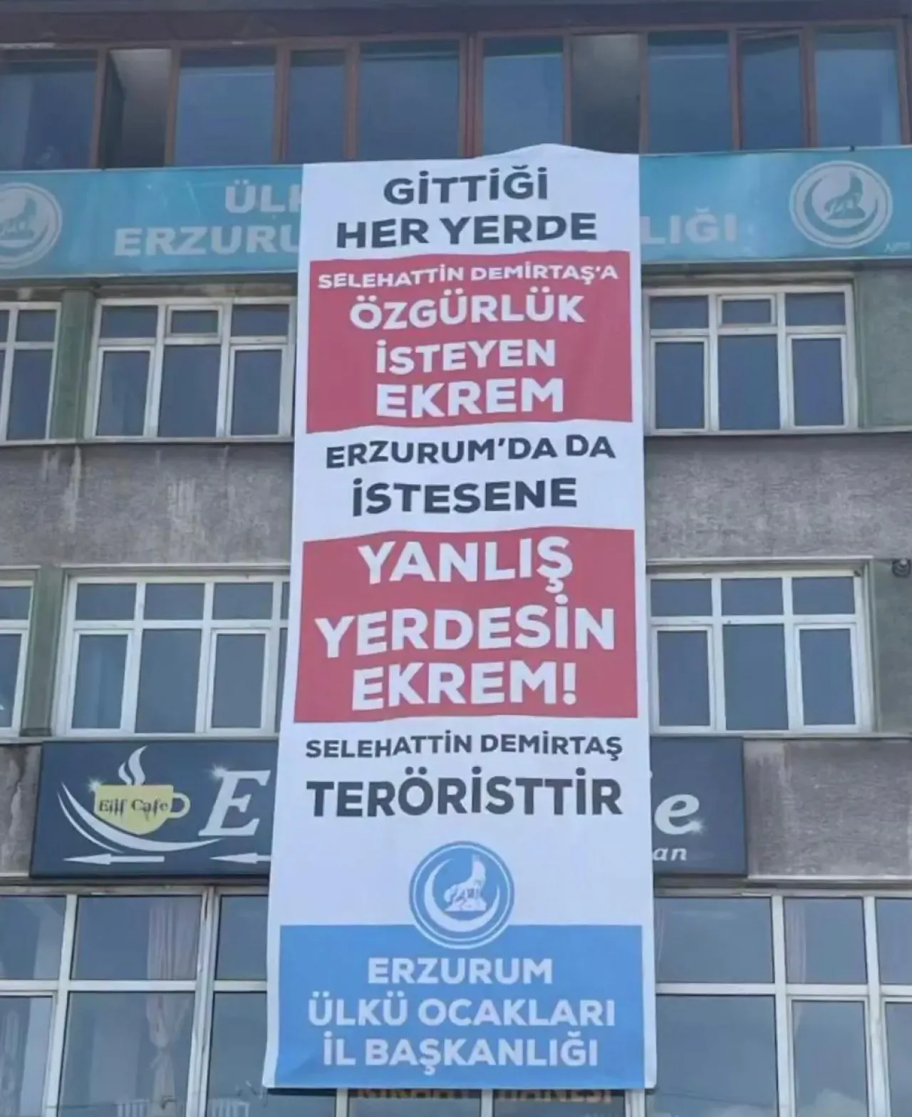 Erzurum Ülkü Ocakları'na Pankart Asıldı Erzurum Ülkü Ocakları'na Pankart Asıldı
