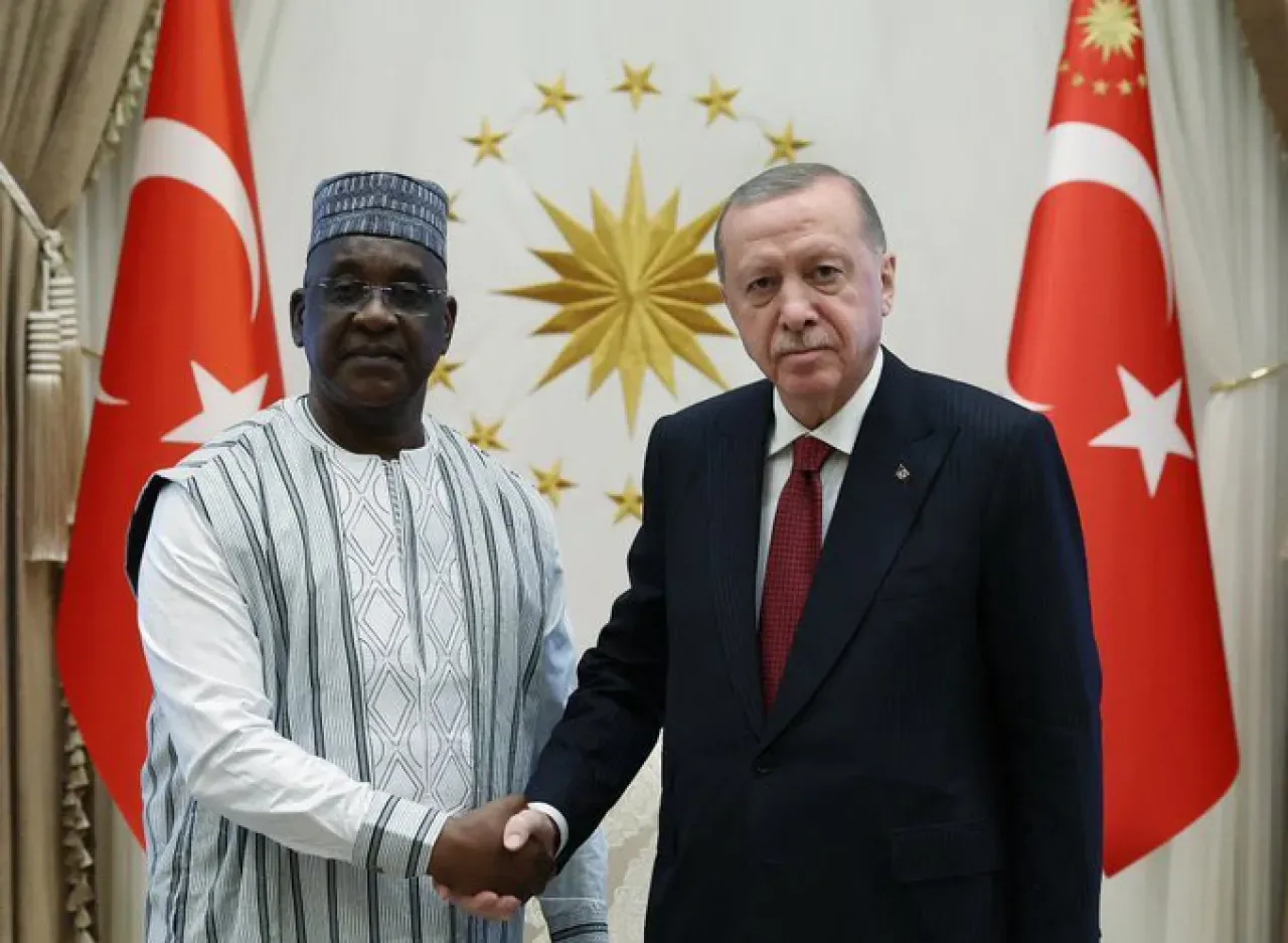 Türkiye ile Gine Arasındaki İlişkiler Gine'nin Yeni Büyükelçisi ile Güçleniyor Türkiye ile Gine Arasındaki İlişkiler Gine'nin Yeni Büyükelçisi ile Güçleniyor