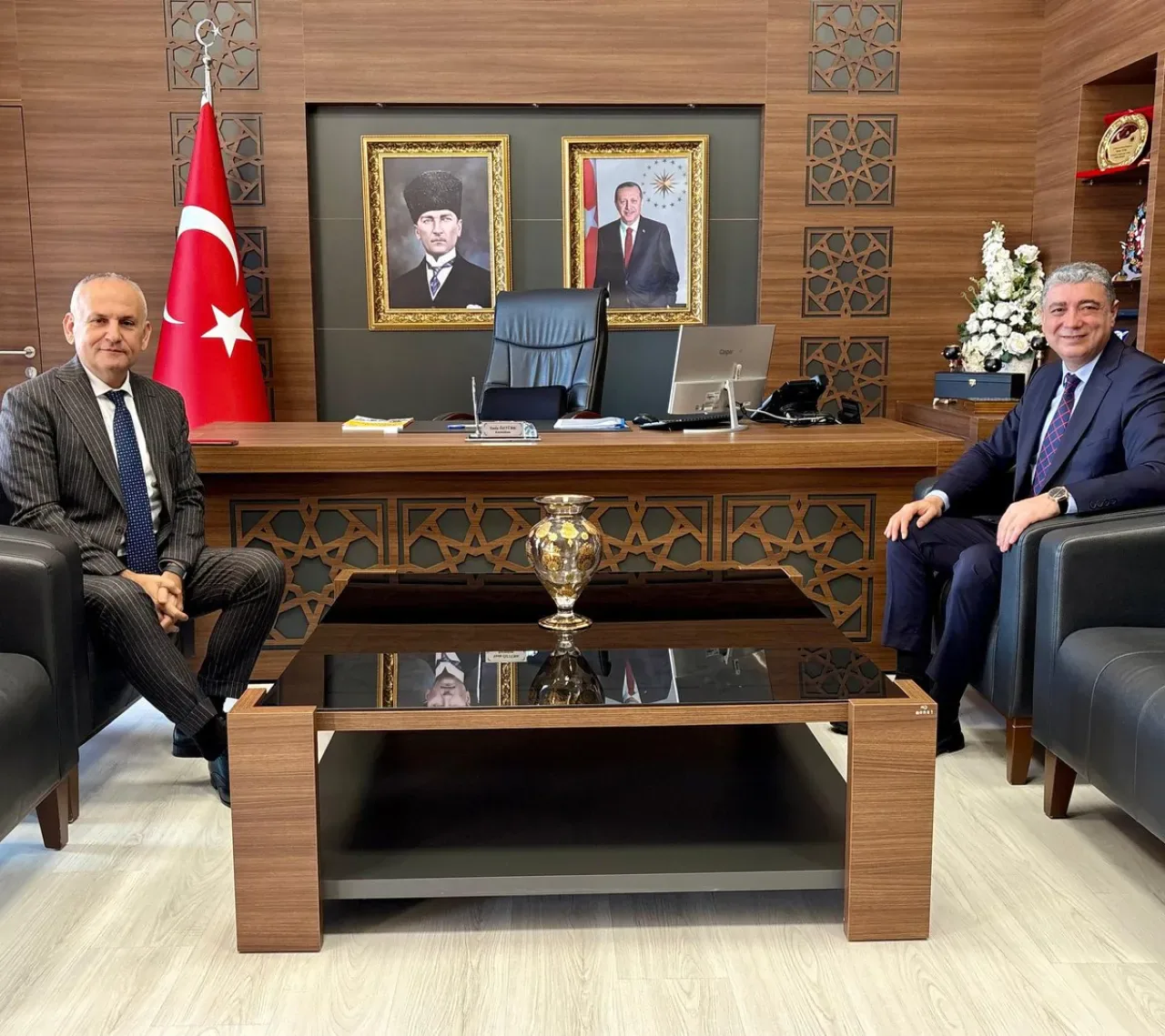 Çatalca Kaymakamı Yasin Öztürk'e Hayırlı Olsun Ziyareti Çatalca Kaymakamı Yasin Öztürk'e Hayırlı Olsun Ziyareti
