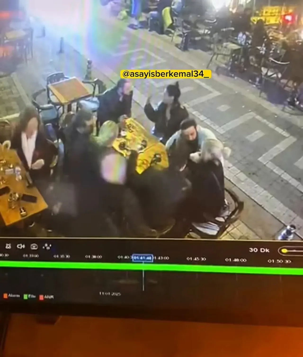 Kadıköy'de Korkunç Saldırı: Kadın Başına Yanıcı Madde Dökülerek Ateşe Verildi Kadıköy'de Korkunç Saldırı: Kadın Başına Yanıcı Madde Dökülerek Ateşe Verildi