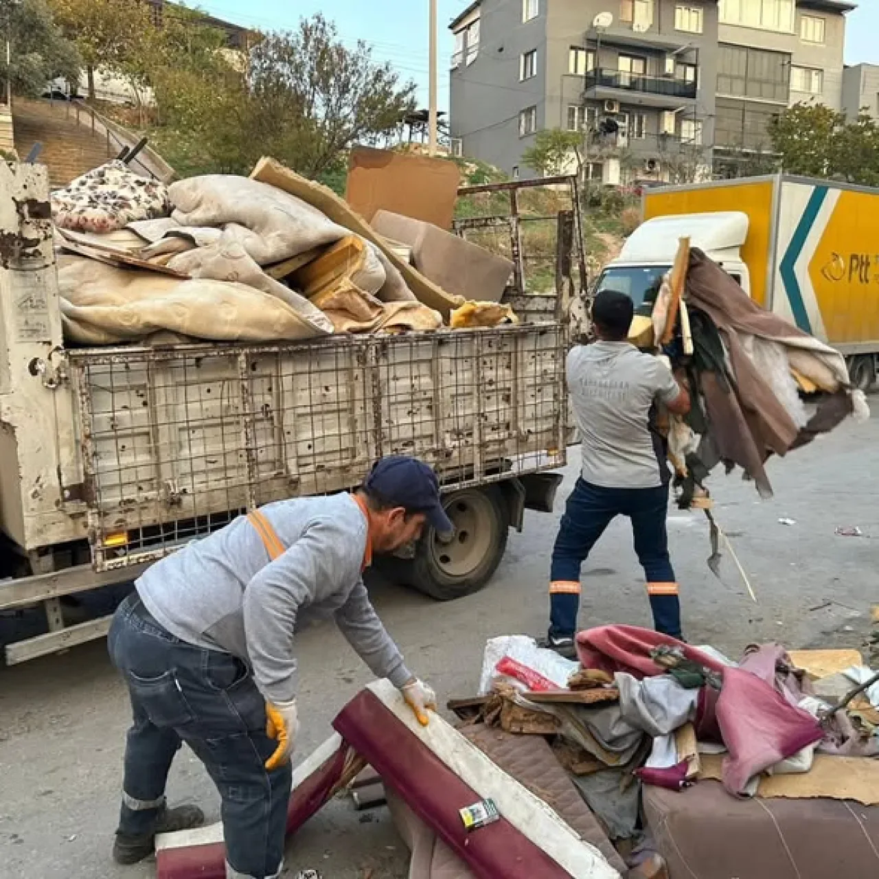 Karabağlar'da Mobilya Atığı Krizi: Toplanan Atık Miktarı 8 Kat Arttı Karabağlar'da Mobilya Atığı Krizi: Toplanan Atık Miktarı 8 Kat Arttı