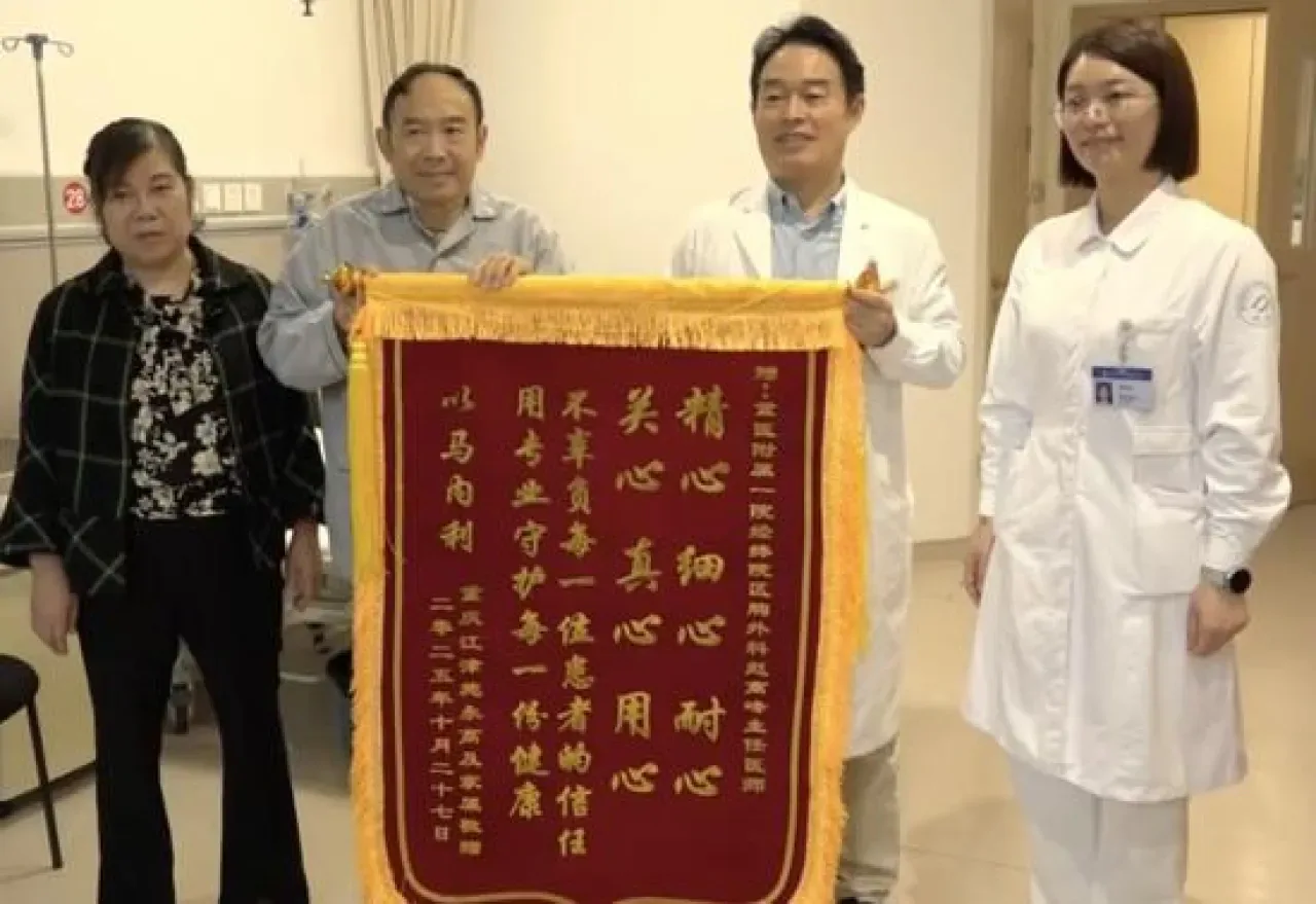 Chongqing'de 11 Saatlik Zorlu Ameliyat: Nadir Göğüs Tümörü Başarıyla Çıkarıldı Chongqing'de 11 Saatlik Zorlu Ameliyat: Nadir Göğüs Tümörü Başarıyla Çıkarıldı