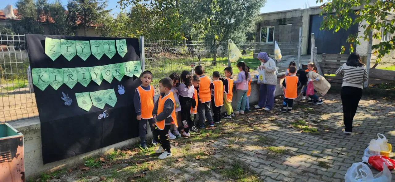 İznikli Minikler Zeytin Kırma Etkinliği ile Yaparak Yaşayarak Öğreniyor İznikli Minikler Zeytin Kırma Etkinliği ile Yaparak Yaşayarak Öğreniyor